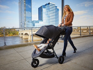 2050275 city mini gt 10th anniversary black front panel snlge stroller with belly bar environment 3 560x420 72dpi